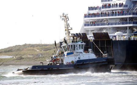 Téléchargez les photos : Remorqueur à moteur Asd assistant un ferry, Ijmuiden, Pays-Bas - en image libre de droit