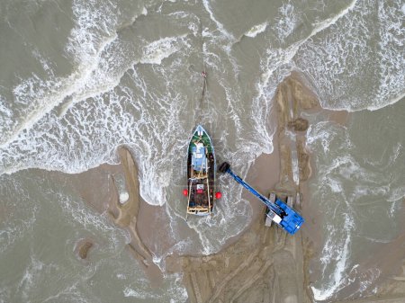 Téléchargez les photos : Opérations de sauvetage d'un navire de pêche échoué, Zandvoort, Pays-Bas - en image libre de droit