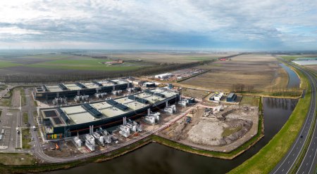 Luftaufnahme eines großen Rechenzentrums in Noord Holland, Niederlande