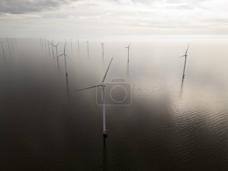 Turbinas eólicas en un parque eólico en alta mar, Ijsselmeer, Breezanddijk, Países Bajos