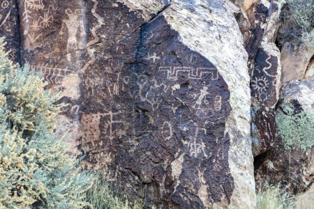 Petroglyphen, geschrieben von den Hopi-Indianern in Parowan Gap, Utah. Zu den Symbolen gehören Clan-Zeichen und Richtungshinweise. Es wird angenommen, dass die Fremont-Indianer die meisten Felszeichnungen geschrieben haben. 