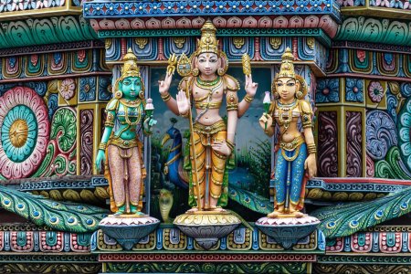 Foto de Decoraciones y estatuas de colores en el exterior del templo hindú Sri Maha Mariamman Temple ("Wat Phra Si Maha Umathewi") en Si Lom Road en Bangkok, Tailandia. Construido en 1879. - Imagen libre de derechos
