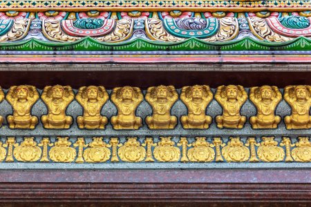 Foto de Imágenes doradas y decoraciones de colores en el exterior del templo hindú Sri Maha Mariamman Temple ("Wat Phra Si Maha Umathewi") en Si Lom Road en Bangkok, Tailandia. Construido en 1879. - Imagen libre de derechos