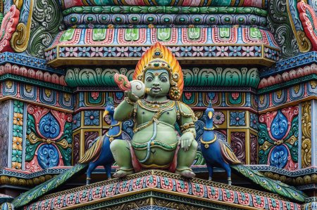 Téléchargez les photos : Décorations colorées et statues à l'extérieur du temple hindou Sri Maha Mariamman Temple ("Wat Phra Si Maha Umathewi") sur Si Lom Road à Bangkok, Thaïlande. Construit en1879. - en image libre de droit