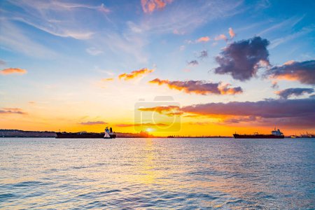 Foto de Hermoso paseo marítimo, cielo y nubes durante la puesta del sol, vista de Gravesend Bay en Brooklyn, Nueva York, EE.UU. - Imagen libre de derechos