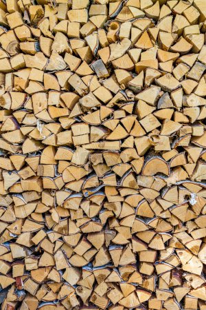 Téléchargez les photos : Texture empilée de bois de chauffage - pile de billes soigneusement organisée - en image libre de droit