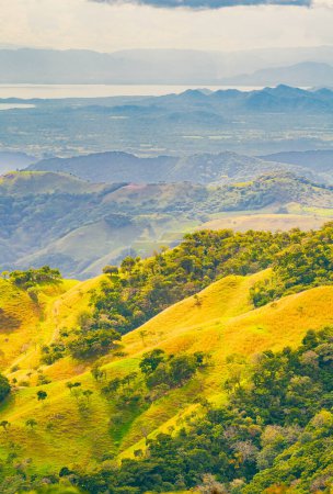 Téléchargez les photos : Pics verdoyants et ciel nuageux : Vue panoramique de Monteverde, province de Puntarenas, Costa Rica. - en image libre de droit