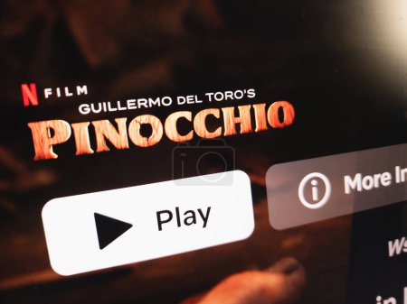 Téléchargez les photos : KONSKIE, POLOGNE - décembre 12, 2022 : Film Pinocchio sur le site Netflix affiché sur l'écran d'ordinateur portable - en image libre de droit