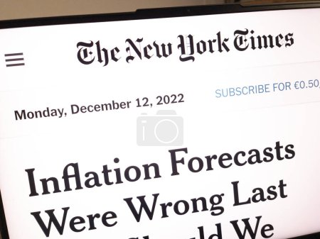 Téléchargez les photos : KONSKIE, POLOGNE - Décembre 12, 2022 : Le site Web du New York Times affiché sur l'écran d'ordinateur portable - en image libre de droit
