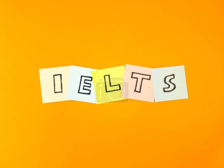 Foto de IELTS International English Language Testing System concepto con letras en notas adhesivas de colores - Imagen libre de derechos