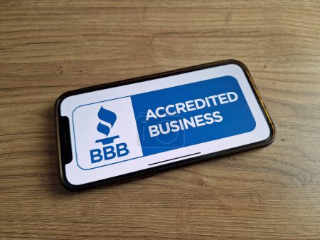Foto de Konskie, Polonia - 20 de mayo de 2023: el logotipo de la organización Better Business Bureau (BBB) se muestra en la pantalla del teléfono móvil - Imagen libre de derechos