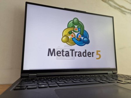 Foto de Konskie, Polonia - 28 de mayo de 2023: MetaTrader 5 logotipo de la plataforma de comercio electrónico que se muestra en la pantalla del ordenador portátil PC - Imagen libre de derechos