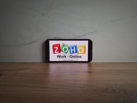 Foto de Konskie, Polonia - 08 de junio de 2023: Zoho Corporation logotipo de la empresa de tecnología india que se muestra en la pantalla del teléfono móvil - Imagen libre de derechos