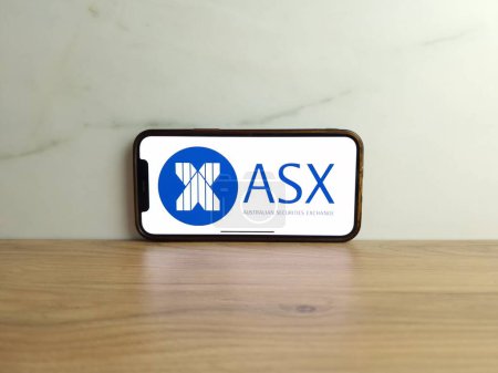 Foto de Konskie, Polonia - 17 de junio de 2023: ASX Australian Securities Exchange logo visualizado en la pantalla del teléfono móvil - Imagen libre de derechos