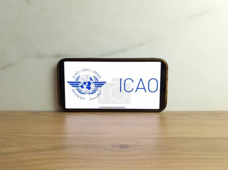 Foto de Konskie, Polonia - 17 de junio de 2023: logotipo de la Organización de Aviación Civil Internacional de la OACI en la pantalla del teléfono móvil - Imagen libre de derechos