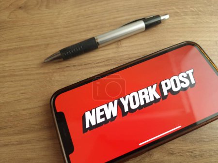 Téléchargez les photos : Konskie, Pologne - 24 juin 2023 : Affichage du logo du journal New York Post sur l'écran du téléphone portable - en image libre de droit