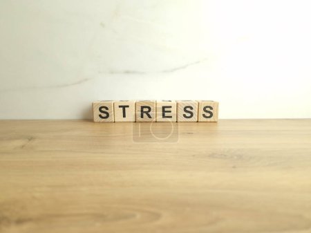 Wortstress aus Holzklötzen. Konzept für psychische Gesundheit