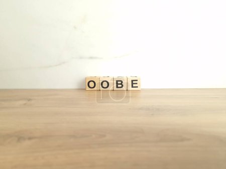 Foto de Palabra oobe hecha de bloques de madera. Concepto de experiencia fuera del cuerpo - Imagen libre de derechos