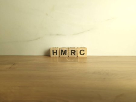 Téléchargez les photos : Abréviation HMRC des blocs de bois. Son Majestys Revenue and Customs Royaume-Uni concept d'autorité fiscale - en image libre de droit