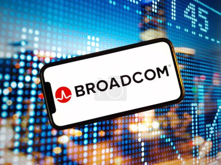 Foto de Konskie, Polonia - 03 de enero de 2024: Broadcom Inc logotipo de la empresa que se muestra en la pantalla del teléfono móvil - Imagen libre de derechos