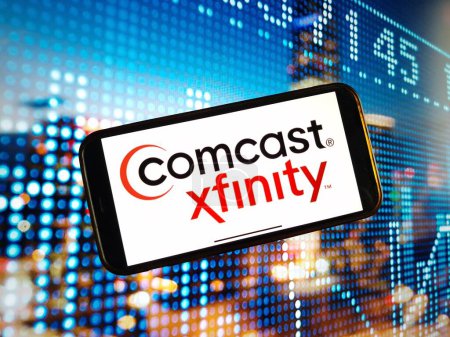 Foto de Konskie, Polonia - 04 de enero de 2024: Comcast Xfinity logotipo de la empresa que se muestra en la pantalla del teléfono móvil - Imagen libre de derechos