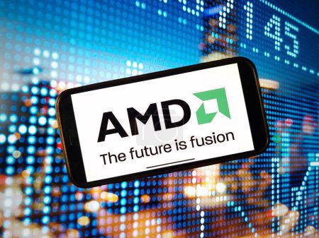 Foto de Konskie, Polonia - 04 de enero de 2024: AMD Advanced Micro Devices logotipo de la empresa que se muestra en la pantalla del teléfono móvil - Imagen libre de derechos