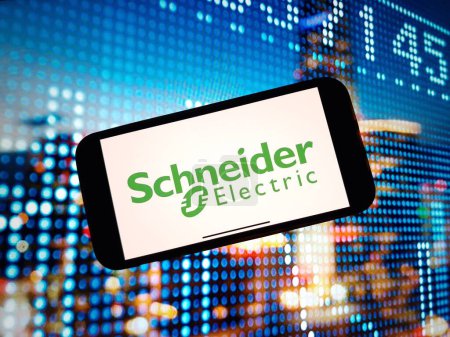 Téléchargez les photos : Konskie, Pologne - 07 janvier 2024 : Affichage du logo de la société Schneider Electric sur l'écran de téléphone portable - en image libre de droit