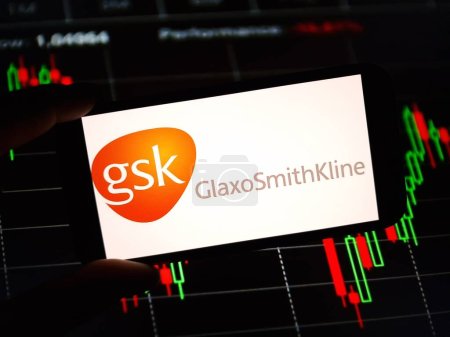 Téléchargez les photos : Konskie, Pologne - 13 janvier 2024 : Logo de l'entreprise GlaxoSmithKline affiché sur l'écran de téléphone portable - en image libre de droit