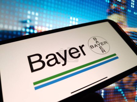Téléchargez les photos : Konskie, Pologne - 13 janvier 2024 : Affichage du logo de l'entreprise Bayer sur l'écran du téléphone mobile - en image libre de droit