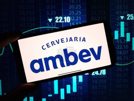 Foto de Konskie, Polonia - 16 de enero de 2024: el logotipo de la empresa Ambev se muestra en la pantalla del teléfono móvil - Imagen libre de derechos