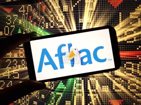 Foto de Konskie, Polonia - 21 de enero de 2024: logotipo de la empresa Aflac en la pantalla del teléfono móvil - Imagen libre de derechos