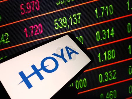 Foto de Konskie, Polonia - 21 de enero de 2024: el logotipo de la empresa Hoya se muestra en la pantalla del teléfono móvil - Imagen libre de derechos