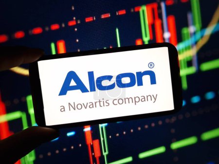 Foto de Konskie, Polonia - 22 de enero de 2024: logotipo de la empresa Alcon en la pantalla del teléfono móvil - Imagen libre de derechos