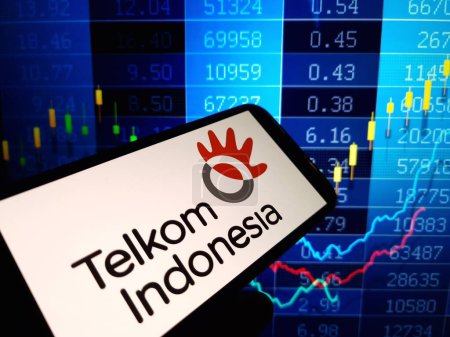 Foto de Konskie, Polonia - 22 de enero de 2024: El logotipo de la empresa Telkom Indonesia se muestra en la pantalla del teléfono móvil - Imagen libre de derechos