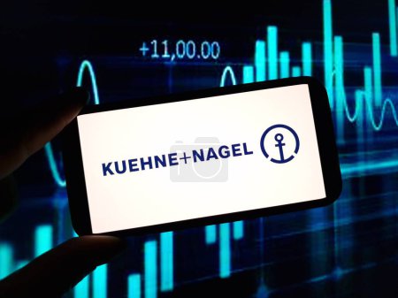 Téléchargez les photos : Konskie, Pologne - 23 janvier 2024 : Logo de l'entreprise Kuehne Nagel affiché sur l'écran de téléphone portable - en image libre de droit