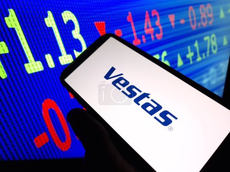 Foto de Konskie, Polonia - 24 de enero de 2024: Vestas Wind Systems muestra el logotipo de la empresa en la pantalla del teléfono móvil - Imagen libre de derechos