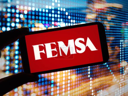 Foto de Konskie, Polonia - 24 de enero de 2024: FEMSA Fomento Economico Mexicano logo de la compañía mostrado en la pantalla del teléfono móvil - Imagen libre de derechos