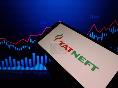 Foto de Konskie, Polonia - 27 de enero de 2024: el logotipo de la empresa Tatneft se muestra en la pantalla del teléfono móvil - Imagen libre de derechos