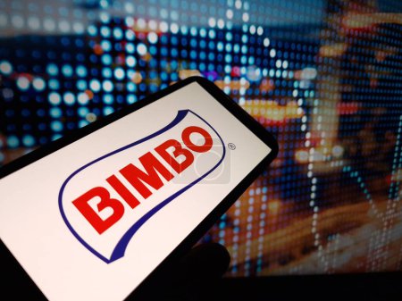 Foto de Konskie, Polonia - 31 de enero de 2024: logotipo de la empresa Grupo Bimbo en la pantalla del teléfono móvil - Imagen libre de derechos