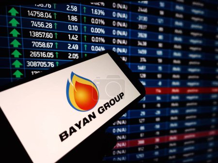 Foto de Konskie, Polonia - 04 de febrero de 2024: logotipo de la empresa Bayan Group en la pantalla del teléfono móvil - Imagen libre de derechos