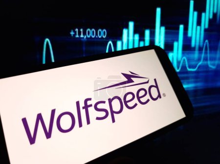 Foto de Konskie, Polonia - 05 de febrero de 2024: Logotipo de la empresa Wolfspeed Inc mostrado en el teléfono móvil - Imagen libre de derechos