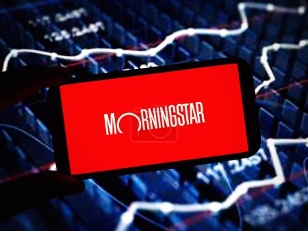 Téléchargez les photos : Konskie, Pologne - 24 Février 2024 : Logo de l'entreprise Morningstar Inc affiché sur le téléphone mobile - en image libre de droit