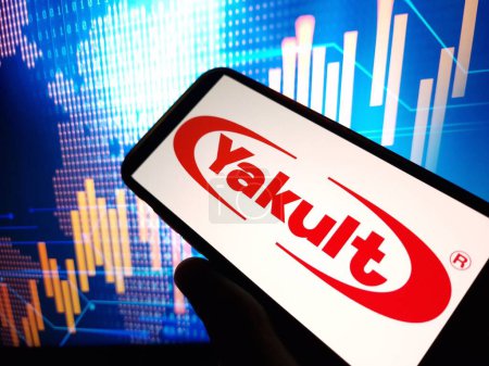 Téléchargez les photos : Konskie, Pologne - 24 février 2024 : Affichage du logo de l'entreprise Yakult sur le téléphone portable - en image libre de droit