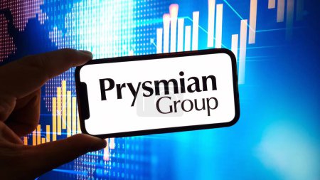 Foto de Konskie, Polonia - 03 de marzo de 2024: El logotipo de la empresa Prysmian Group SpA se muestra en el teléfono móvil - Imagen libre de derechos