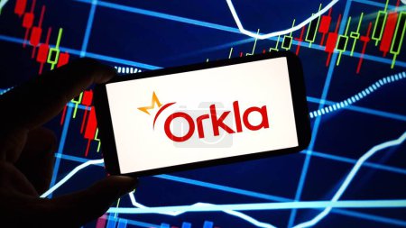 Téléchargez les photos : Konskie, Pologne - mars 03, 2024 : Le logo de la société Orkla ASA est affiché sur le téléphone portable - en image libre de droit