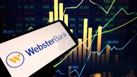 Téléchargez les photos : Konskie, Pologne - mars 03, 2024 : Le logo de la société Webster Bank est affiché sur le téléphone mobile - en image libre de droit