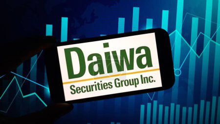 Foto de Konskie, Polonia - 17 de marzo de 2024: el logotipo de la empresa Daiwa Securities Group Inc se muestra en el teléfono móvil - Imagen libre de derechos