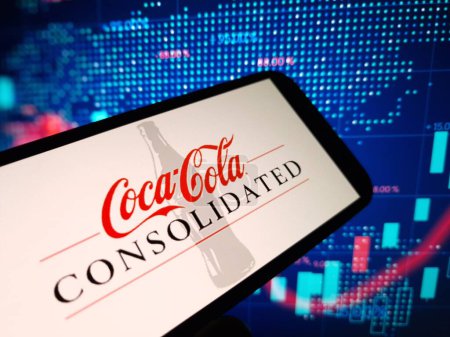 Téléchargez les photos : Konskie, Pologne - 12 mai 2024 : Coca-Cola Consolidated company logo displayed on mobile phone - en image libre de droit