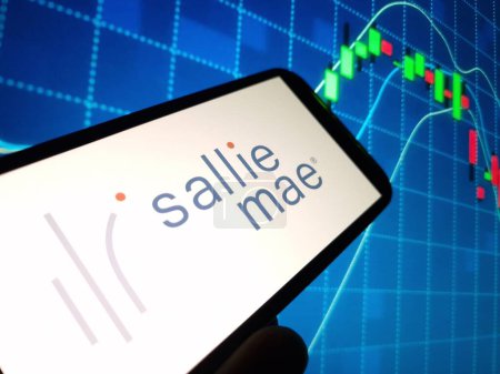 Foto de Konskie, Polonia - 15 de mayo de 2024: Sallie Mae logotipo de la empresa que se muestra en el teléfono móvil - Imagen libre de derechos