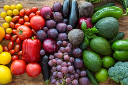 Téléchargez les photos : Assortment of rainbow fruits and vegetables on brown rustic background, top view. - en image libre de droit